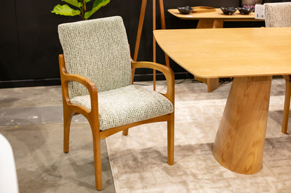 Cadeira Martina Com Braço Madeira Maciça Assento e Encosto Multilaminado Estofado