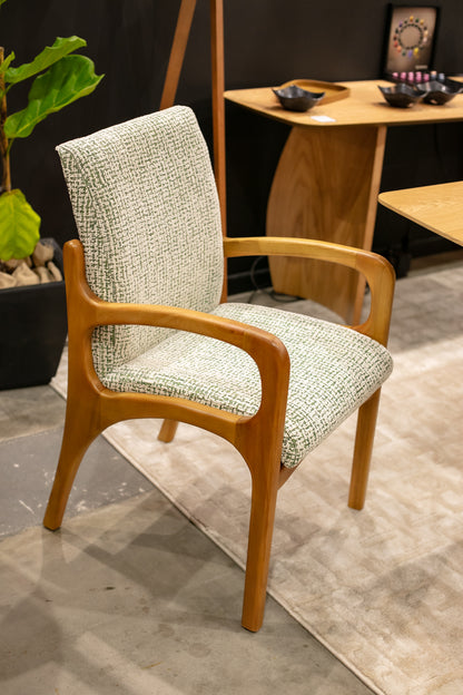 Cadeira Martina Com Braço Madeira Maciça Assento e Encosto Multilaminado Estofado