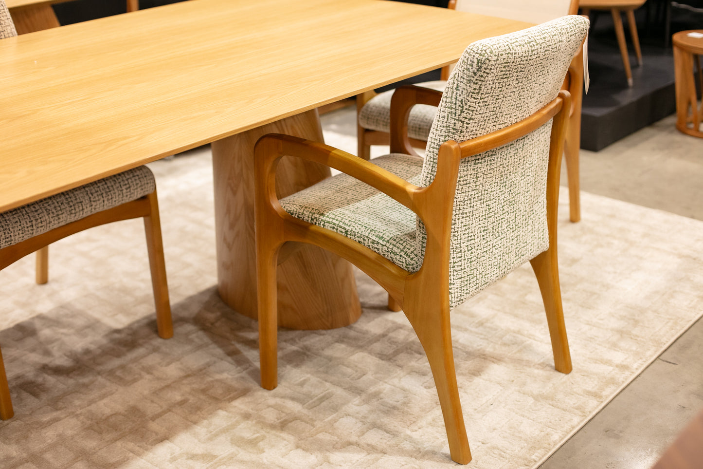 Cadeira Martina Com Braço Madeira Maciça Assento e Encosto Multilaminado Estofado