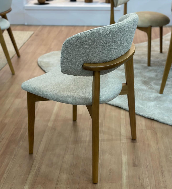 Cadeira Monic Madeira Amêndoa Encosto e Assento Estofado Tecido Bucle 566