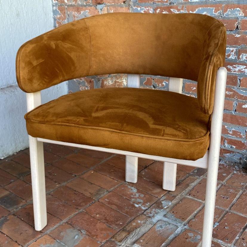 Silla Olga Respaldo y Asiento de Madera Natural Tapizado en Tela Ante 590