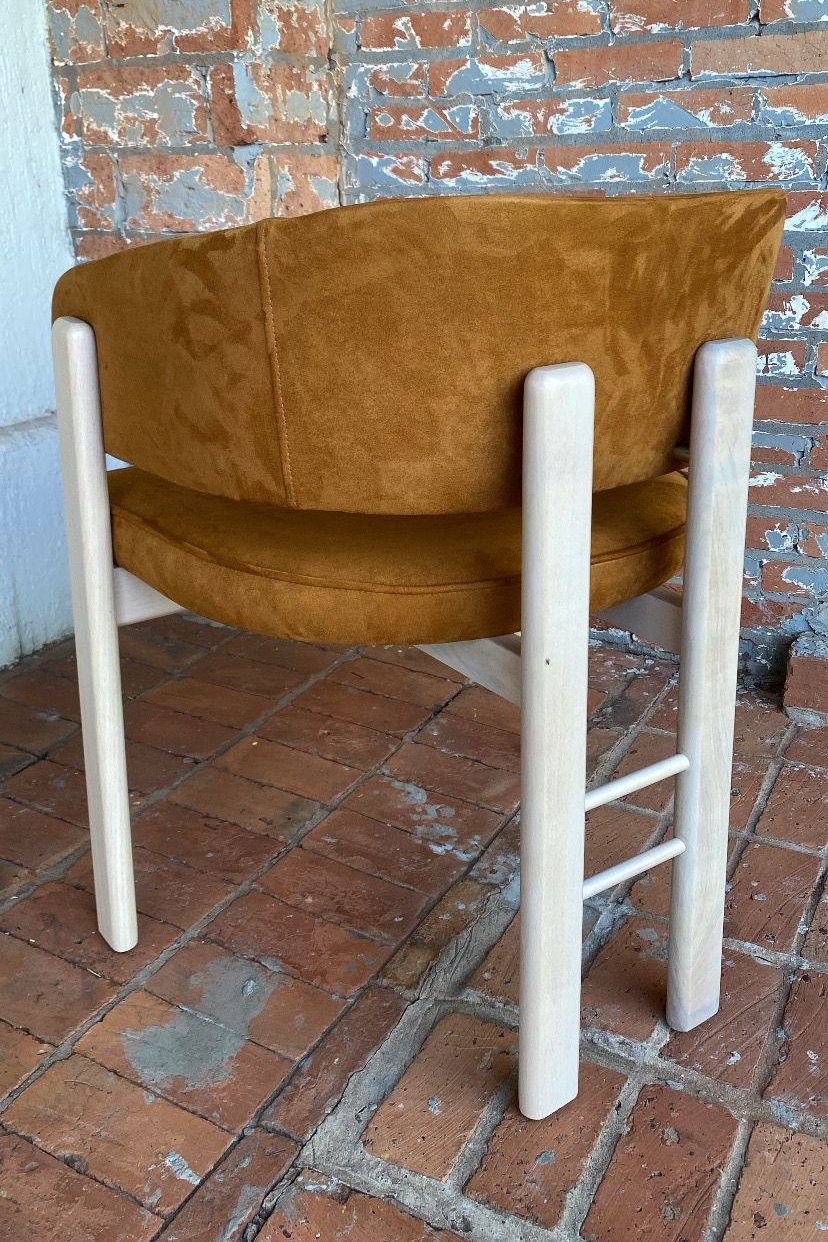 Silla Olga Respaldo y Asiento de Madera Natural Tapizado en Tela Ante 590