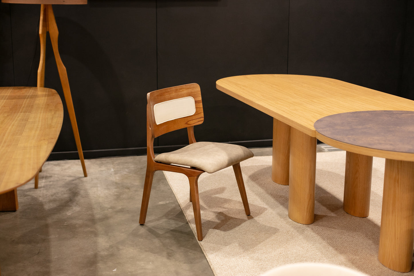 Cadeira Thaise Madeira Maciça Assento e Encosto Multilaminado Estofado