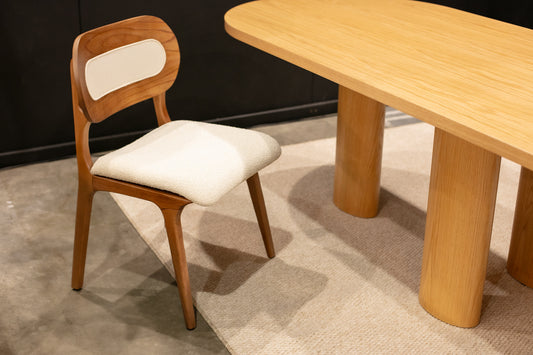 Cadeira Vitoria Madeira Maciça Assento e Encosto Multilaminado Estofado