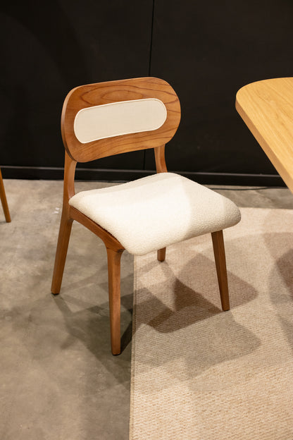 Cadeira Vitoria Madeira Maciça Assento e Encosto Multilaminado Estofado