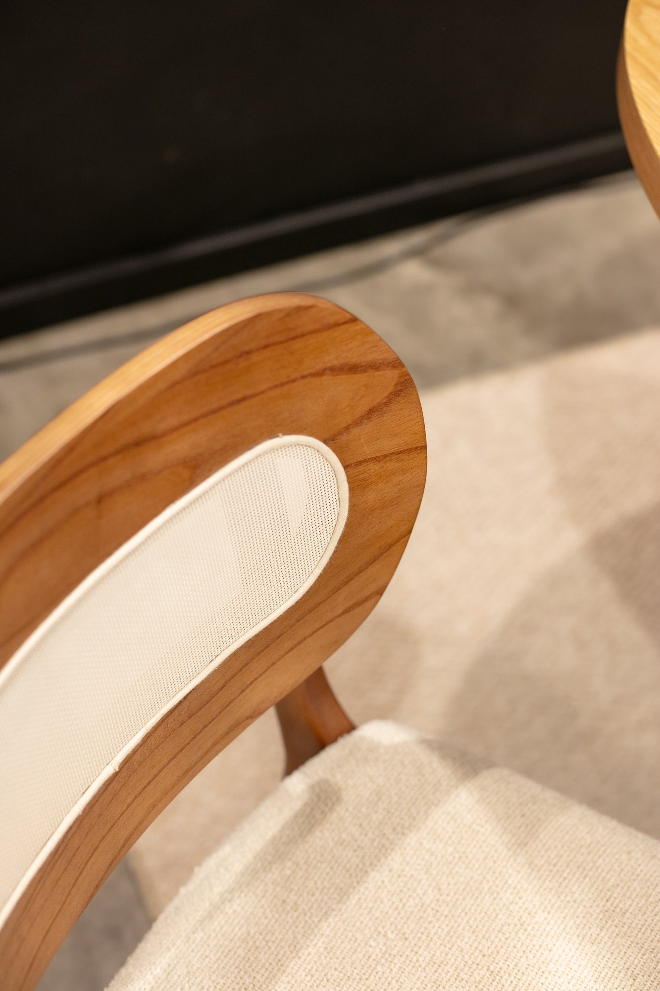 Cadeira Vitoria Madeira Maciça Assento e Encosto Multilaminado Estofado