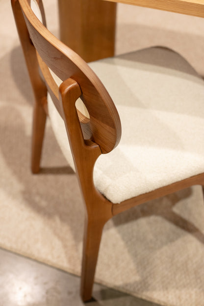 Cadeira Vitoria Madeira Maciça Assento e Encosto Multilaminado Estofado