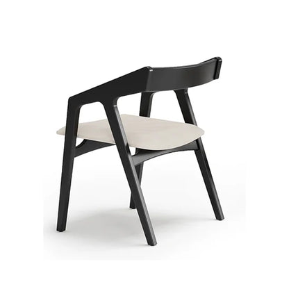 Silla Yzzy de madera lacada en negro y tapizado de lino color crema