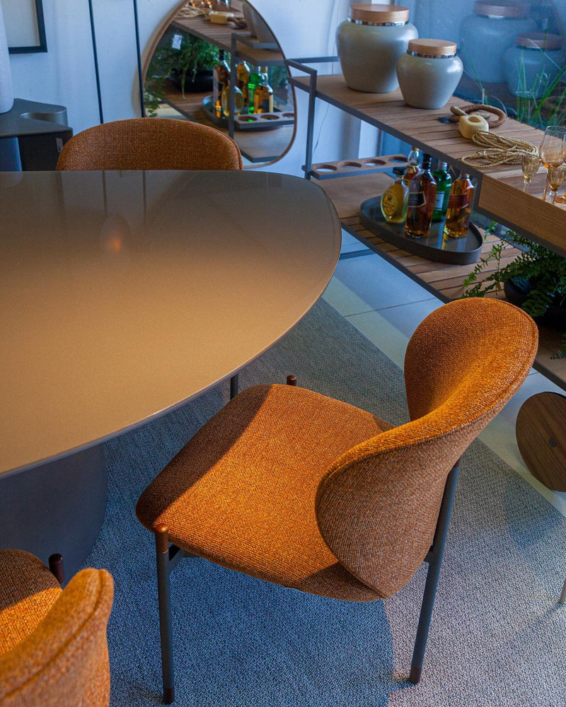 Cadeira Amy Laca Metalizado Cor Preto Detalhes em Madeira Cor Nogal Encosto e Assento Estofado Tecido E92