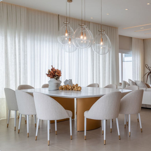 Ambiente 1 com Silla Hannah Matelassé Acero Carbono Pintado Blanco Detalle Oro Respaldo y Asiento Tapizado Tela 14101A