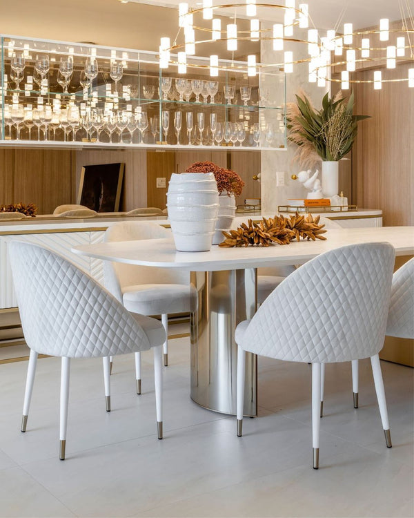 Ambiente 1 com Silla Hannah Acero Carbono Pintado Blanco Detalle Dorado Respaldo y Asiento Tapizado en Tela 10020F
