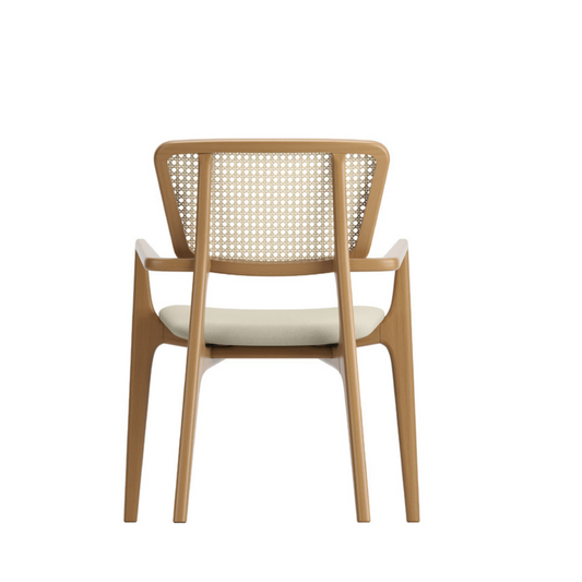 Silla Houdan con apoyabrazos de madera canela y asiento tapizado en tela 95