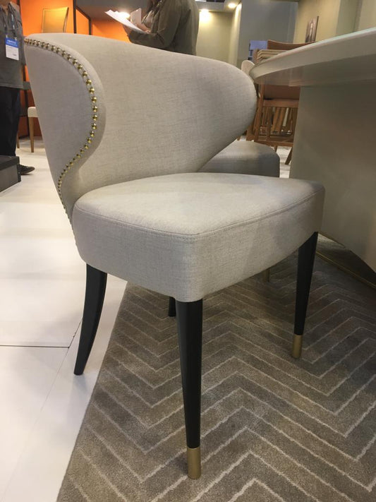 Cadeira Miss Madeira Laca Preta Tecido Aston Castanho e Detalhes Dourado