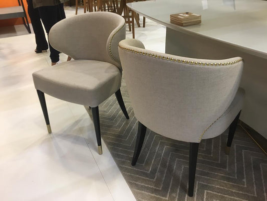 Cadeira Miss Madeira Laca Preta Tecido Aston Castanho e Detalhes Dourado