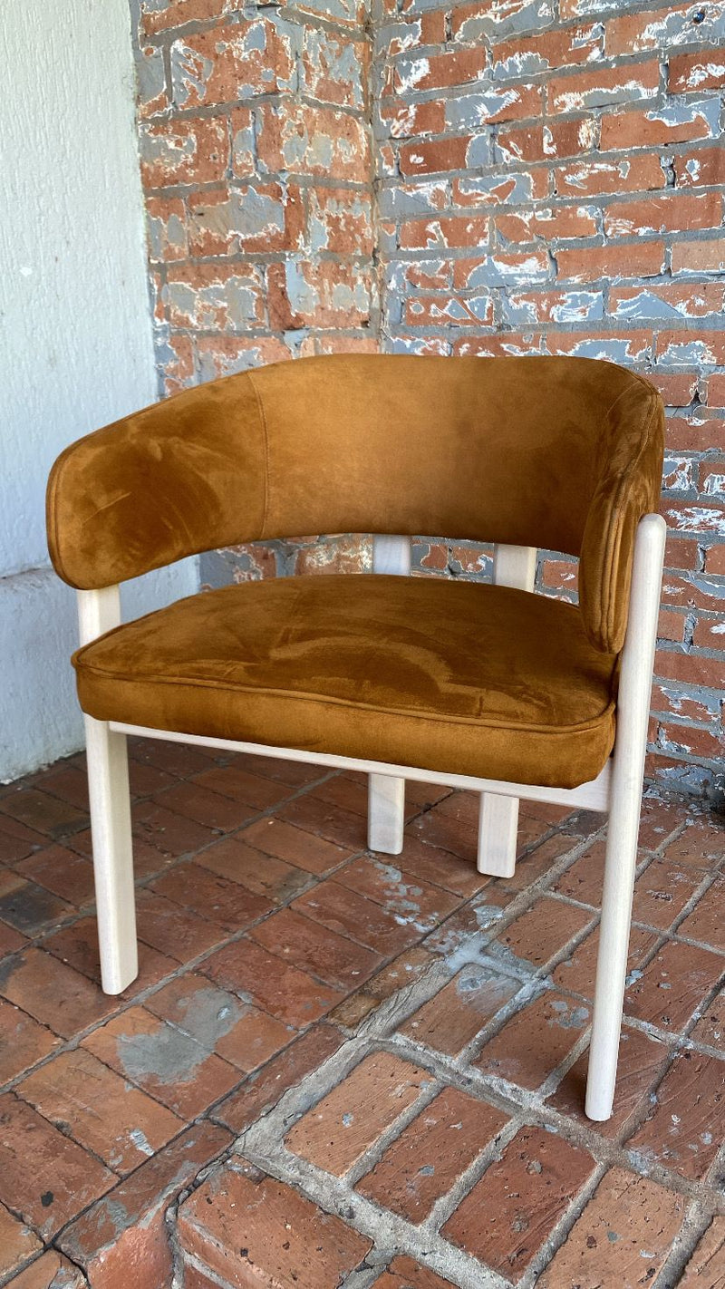 Cadeira Olga Madeira Natural Encosto e Assento Estofado Tecido Camurça 590