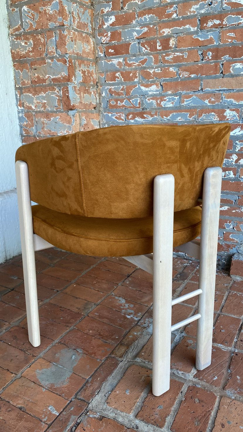 Cadeira Olga Madeira Natural Encosto e Assento Estofado Tecido Camurça 590