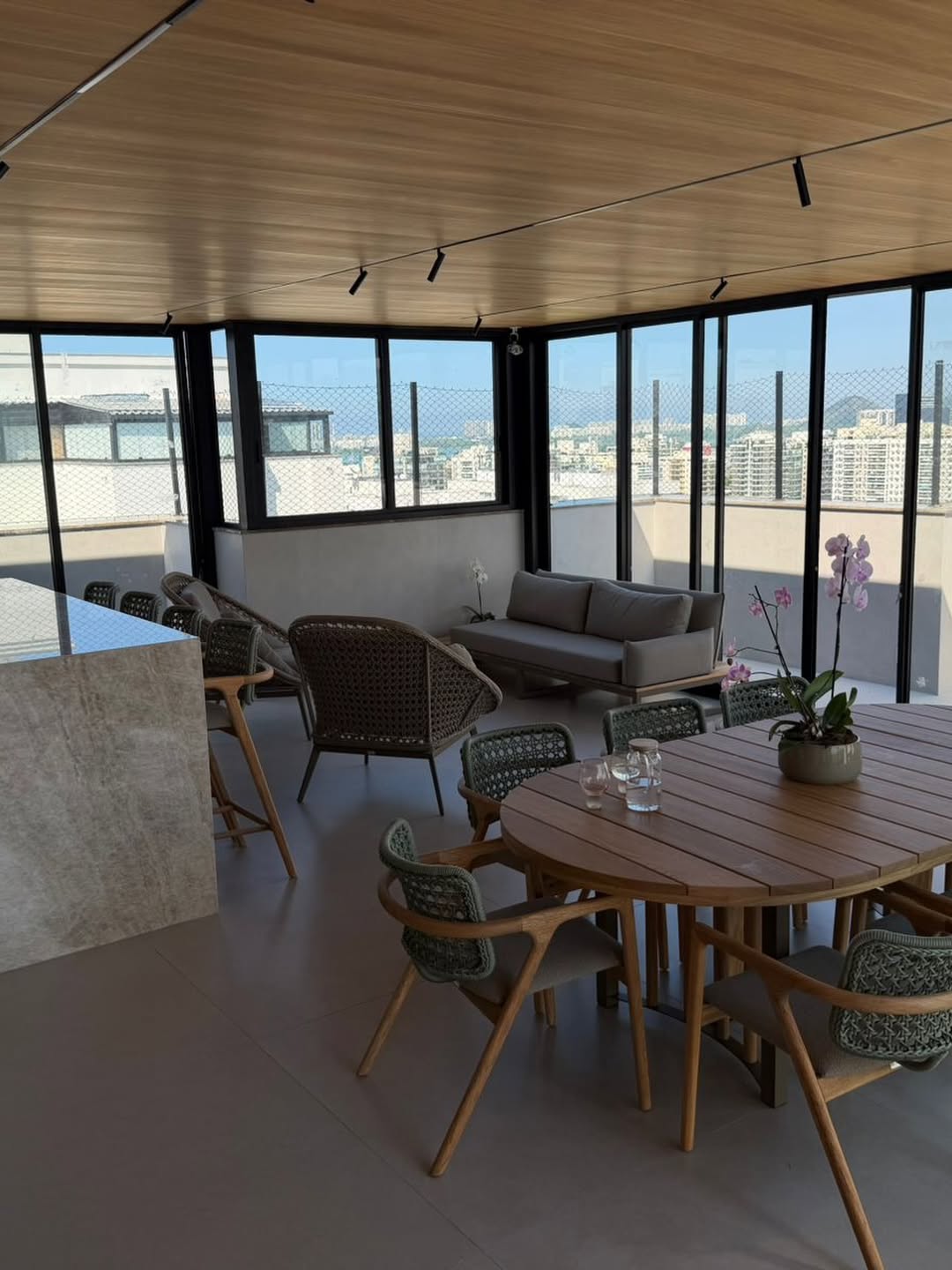 Cadeira Ravena Madeira Maciça Freijó Corda Náutica Verde Perolado Assento Tecido Quaker Bege Liso em ambiente · Sala de Jantar