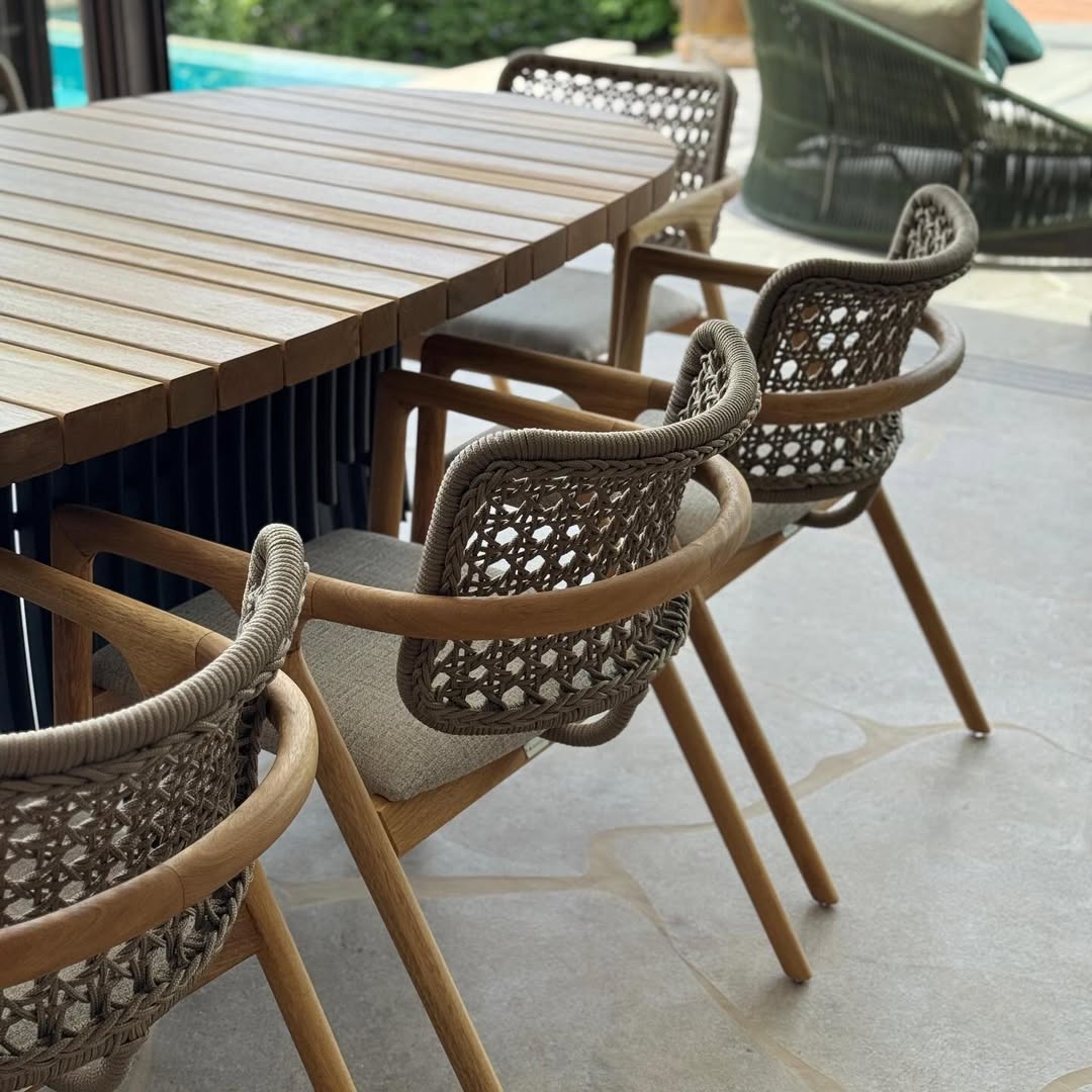 Mesa de Jantar Luna Oval Base Alumínio Preto Tampo Madeira Maciça Cumaru 230cm em ambiente · Sala de Jantar