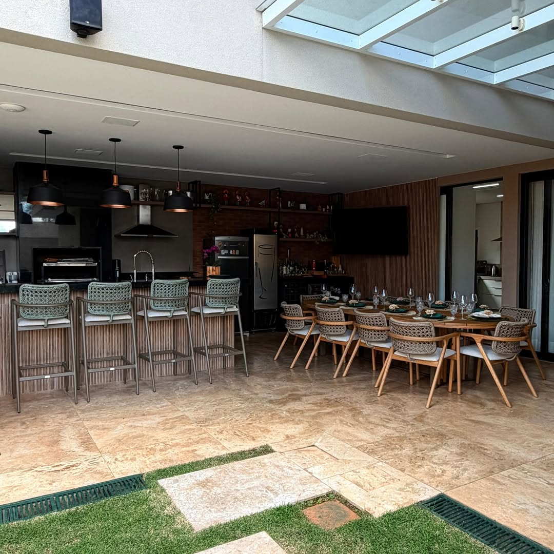Mesa de Jantar Lyse Oval Alumínio Cinza Micro Tampo Madeira Maciça Cumaru 300x120cm em ambiente · Sala de Jantar