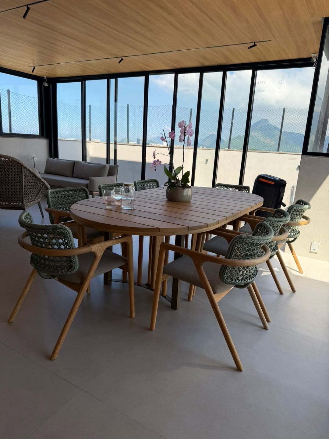 Cadeira Ravena Madeira Maciça Freijó Corda Náutica Verde Perolado Assento Tecido Quaker Bege Liso em ambiente · Sala de Jantar