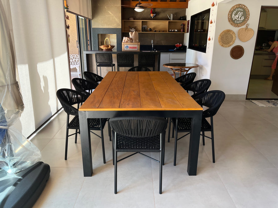 Ambiente com peças do ateliê Toth Móveis