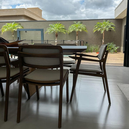 Silla Iasmin con apoyabrazos de madera marrón y asiento tapizado en tela 153
