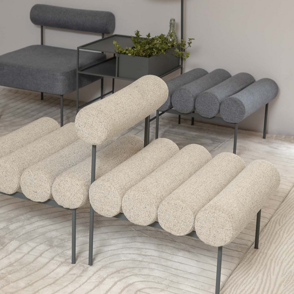 Ambiente 1 com Sillón Rolls de Aluminio Color Marrón Respaldo y Asiento Tapizado en Tela Sarga Grotto