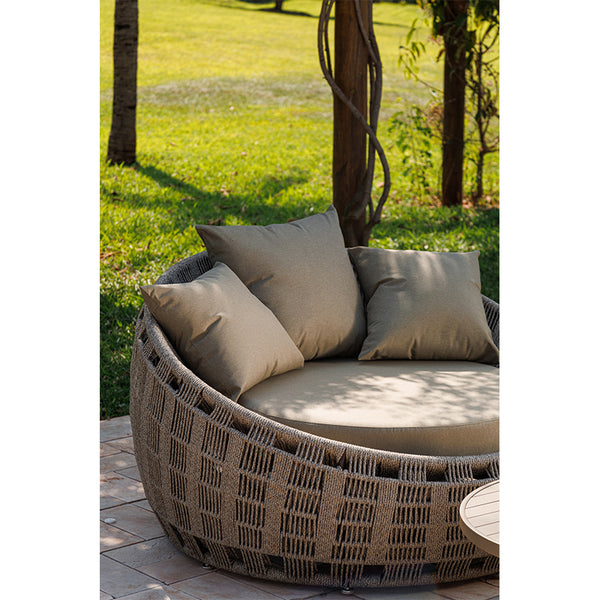 Ambiente 2 com Sillón Chaise Encantador Tapizado Color Aluminio Fendi y Cuerda Náutica Color Arena