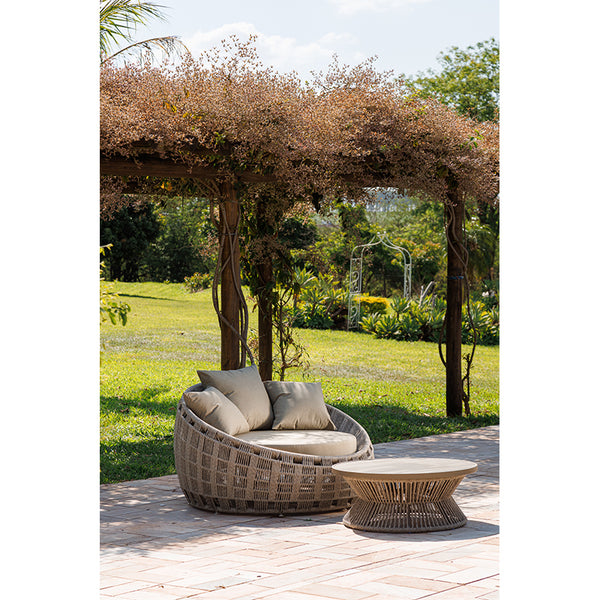 Ambiente 4 com Sillón Chaise Encantador Tapizado Color Aluminio Fendi y Cuerda Náutica Color Arena