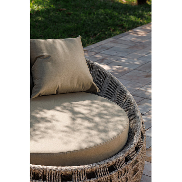 Ambiente 3 com Sillón Chaise Encantador Tapizado Color Aluminio Fendi y Cuerda Náutica Color Arena