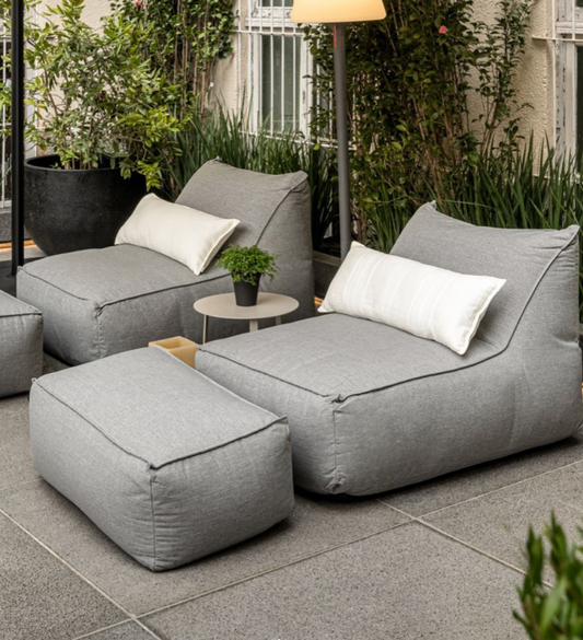 Chaise + Puff Flow Estofado Revestido com Tecido Acqua Block Cinza