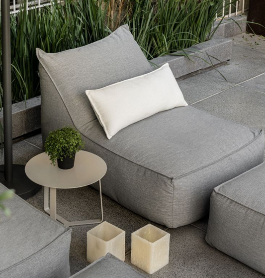 Chaise + Puff Flow Estofado Revestido com Tecido Acqua Block Cinza