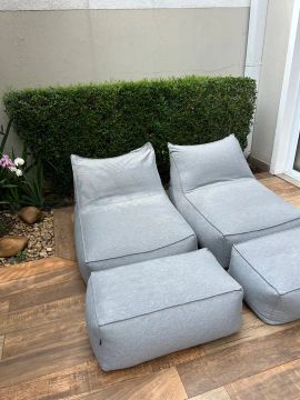 Chaise + Puff Flow Estofado Revestido com Tecido Acqua Block Cinza