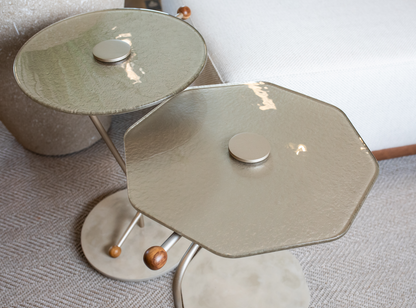 Conjunto de Mesa Lateral Dupla Octo Aço Champagne Vidro Fusion Madeira Cinamomo