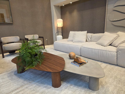 Conjunto de Mesa de Centro Dupla Pilar Madeira Nogueira e Cimento Cinza Tamanhos P e G