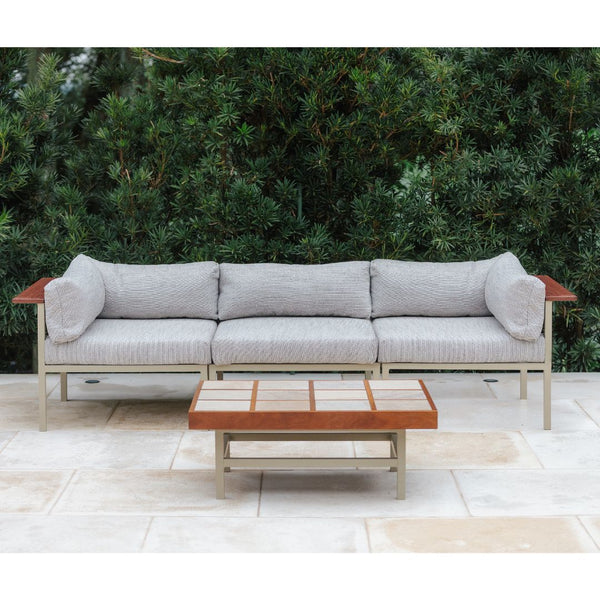 Ambiente 1 com Sofá Modular Madero Alumínio Cor Taupe Assento Estofado Tecido Trulli Blush - 2 Módulos