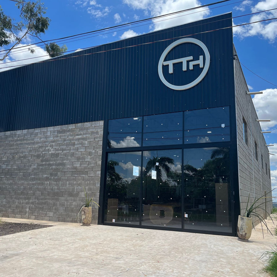 Fachada da fábrica da Toth em Álvares Machado, com o letreiro TTH