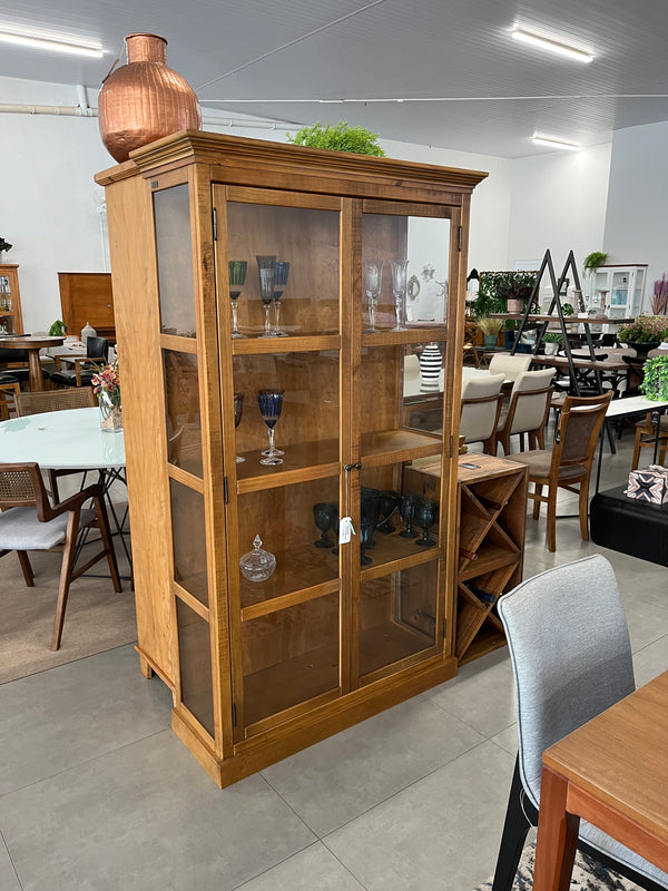 Ambiente 2 com Mueble Conejera 2 Puertas Madera con Gama Cristal Lateral 1,10x0,39x1,90m