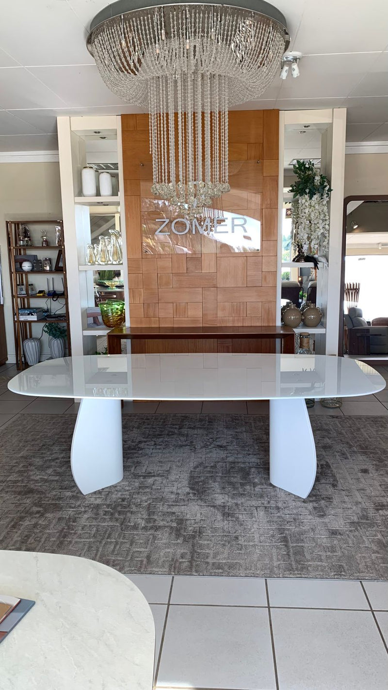 Mesa de Jantar Manta Madeira Cor Cinamomo BN Tampo Vidro Off White 300x124cm