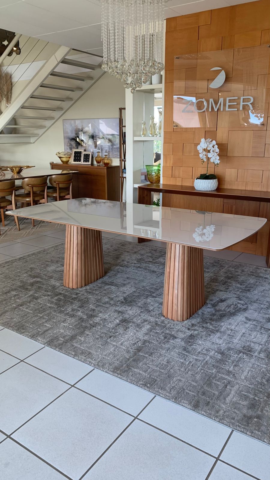 Mesa de Jantar Charlotte Madeira Cor Cinamomo Tampo Vidro Branco 260x110cm - Zomer | Toth Móveis