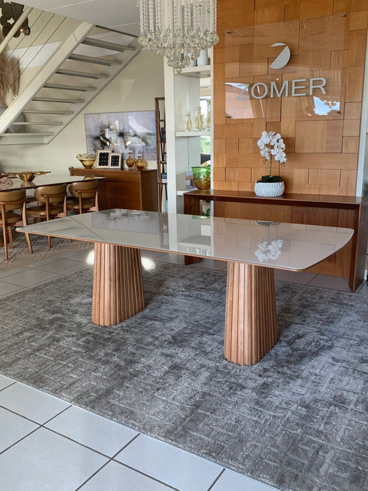 Mesa de Jantar Charlotte Madeira Cor Cinamomo Tampo Vidro Branco 260x110cm