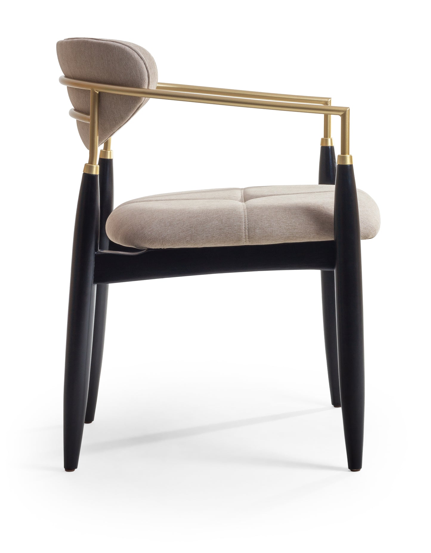 Cadeira Adara com Braço Madeira Preto Fosco Metal Dourado Assento Estofado Tecido BR6000