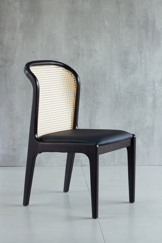 Silla Isis con Respaldo Hexagonal de Paja Asiento de Madera Natural Tapizado en Tela BR6000