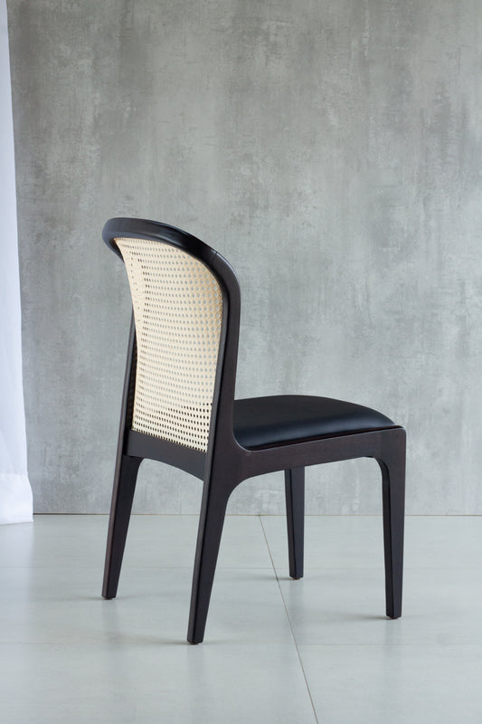 Silla Isis con Respaldo Hexagonal de Paja Asiento de Madera Natural Tapizado en Tela BR6000