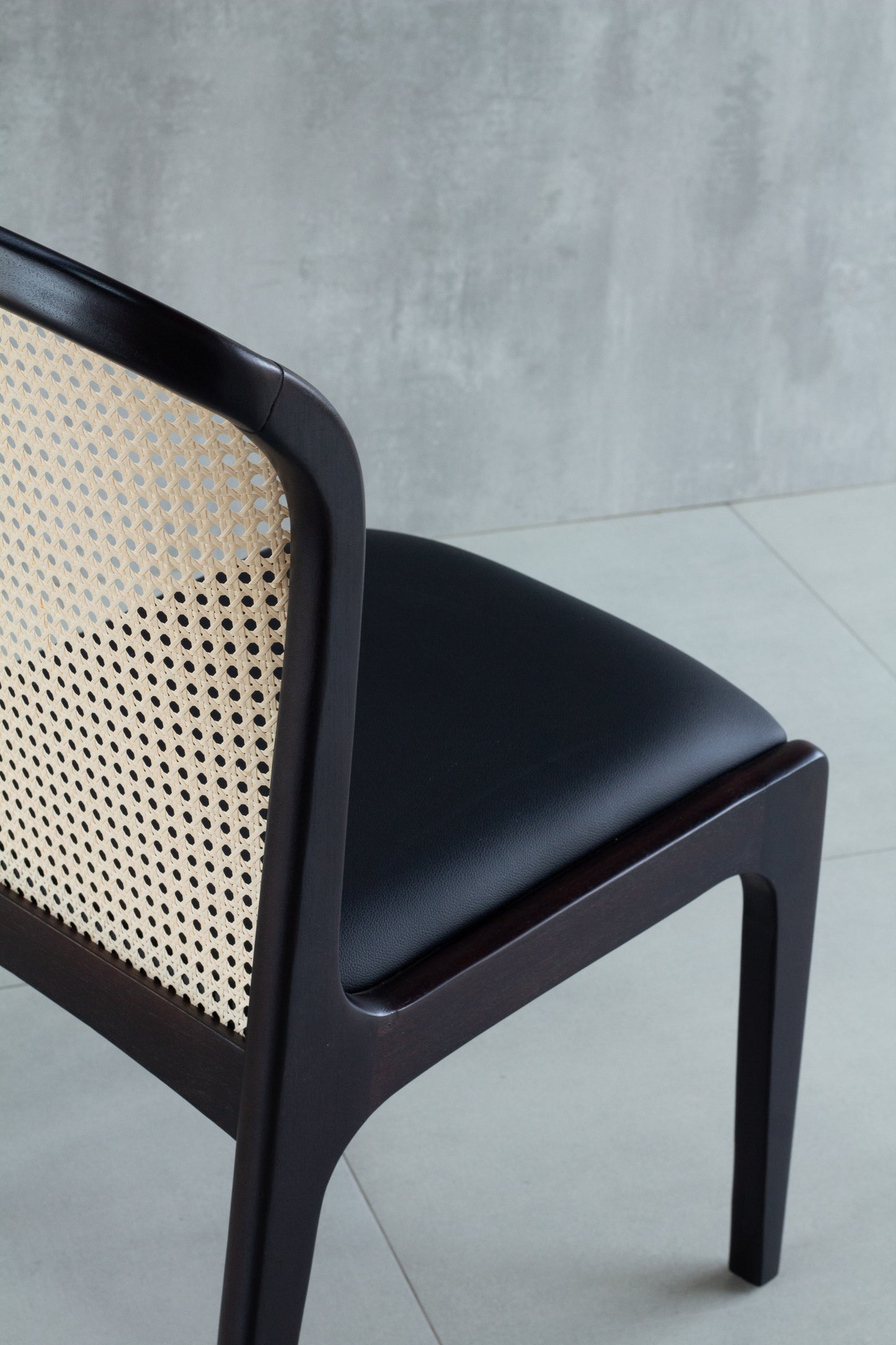 Cadeira Isis Encosto Palha Sextavada Madeira Ebano Assento Estofado Tecido AB1017