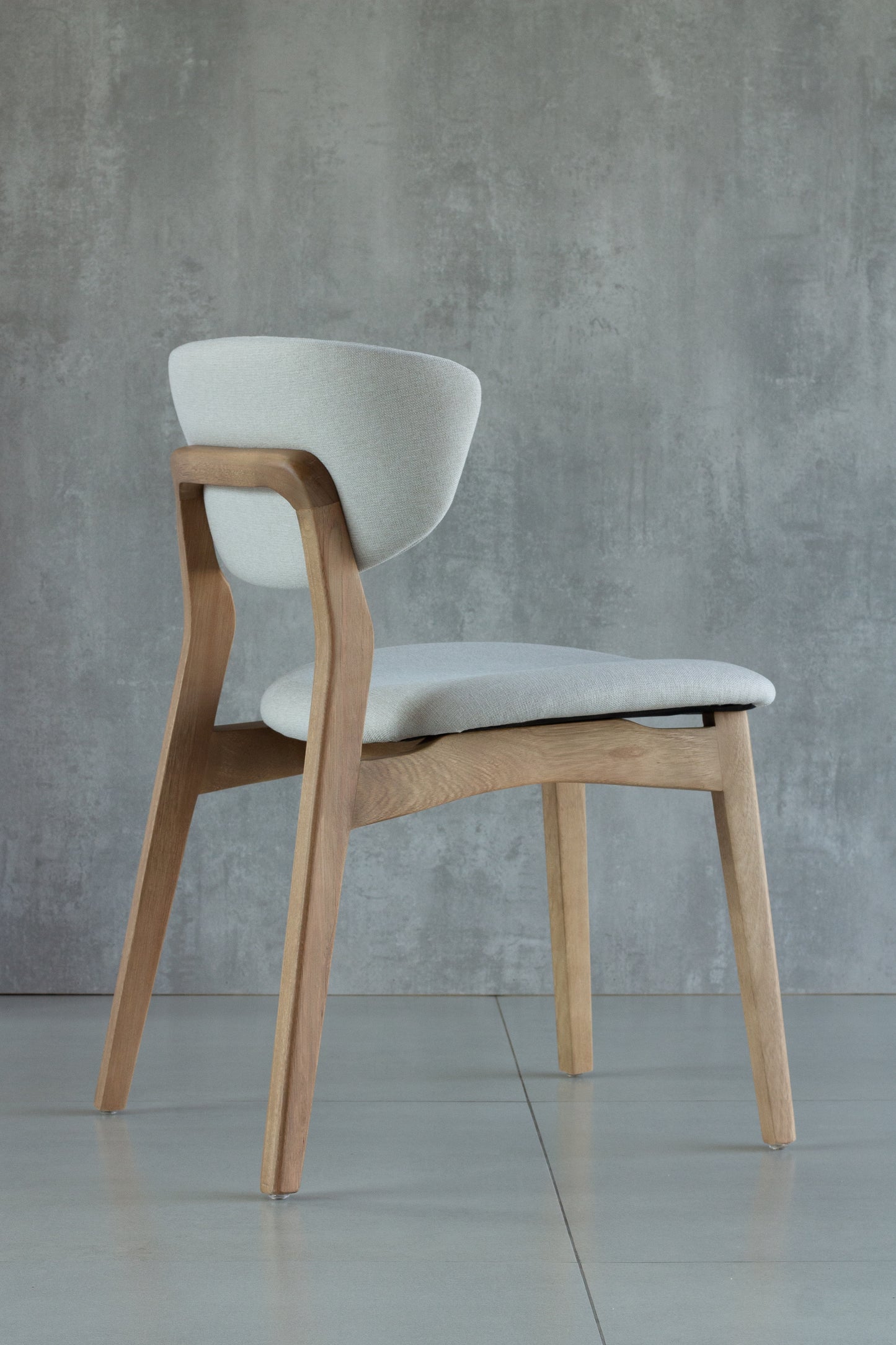 Silla Adara con Brazo Madera Asiento de Metal Negro Mate Dorado Tapizado Tela BR6000