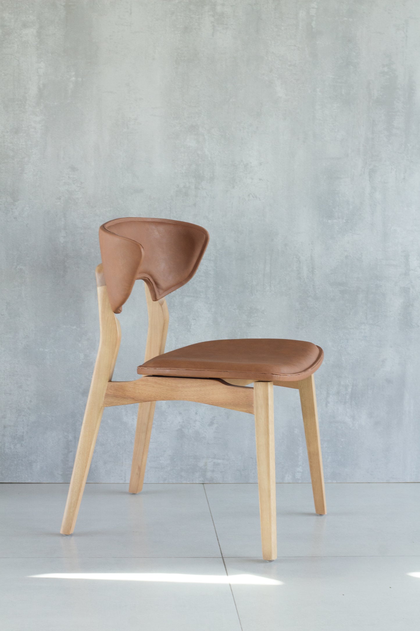 Silla Adara con Brazo Madera Asiento de Metal Negro Mate Dorado Tapizado Tela BR6000