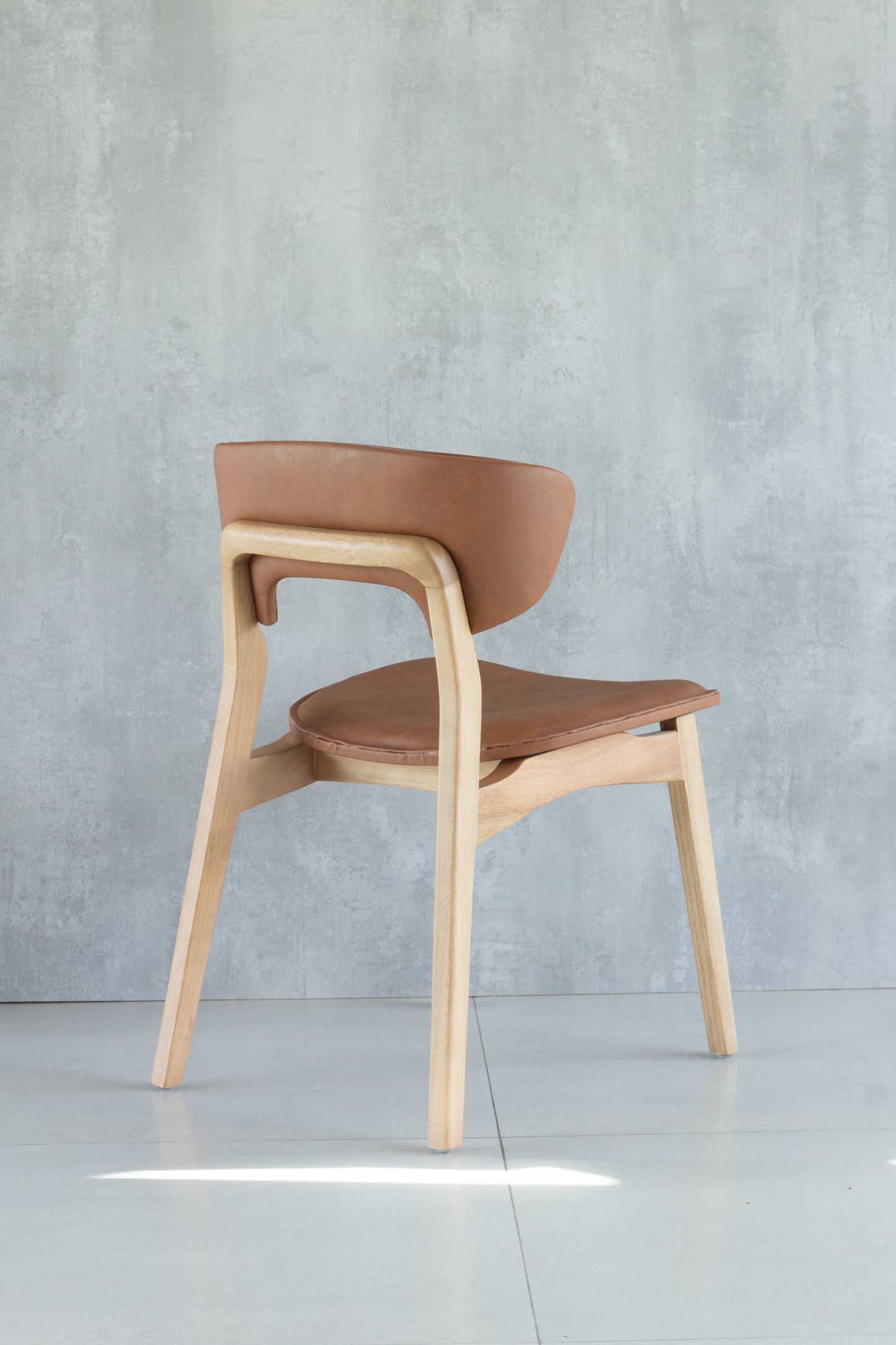 Silla Adara con Brazo Madera Asiento de Metal Negro Mate Dorado Tapizado Tela BR6000