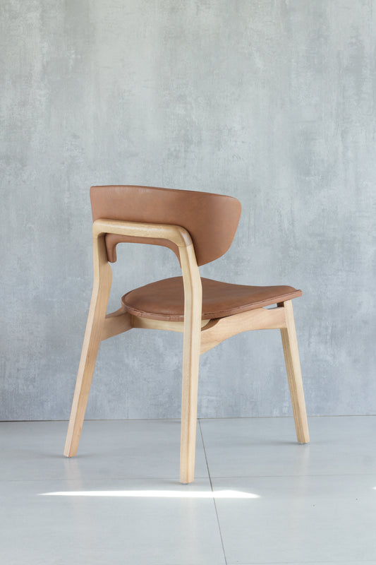 Silla Adara con Brazo Madera Asiento de Metal Negro Mate Dorado Tapizado Tela BR6000