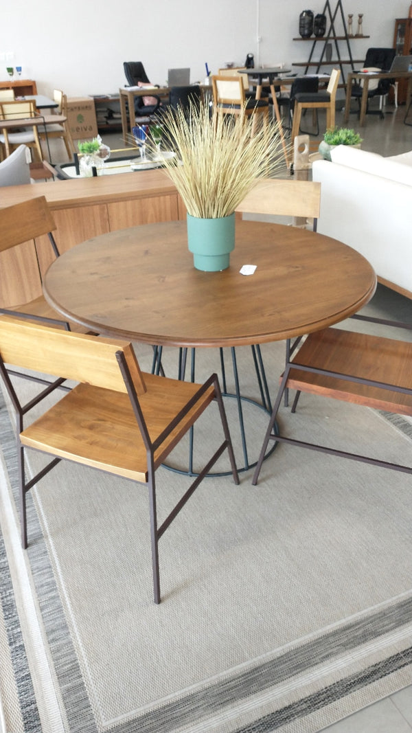 Ambiente 4 com Mesa de Jantar Armação Redonda 120cm Madeira e Ferro - 5 Lugares